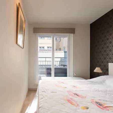 By The In With Terrace Apartment