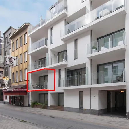 By The In With Terrace Apartment