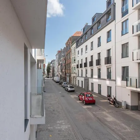 By The In With Terrace أوستيند